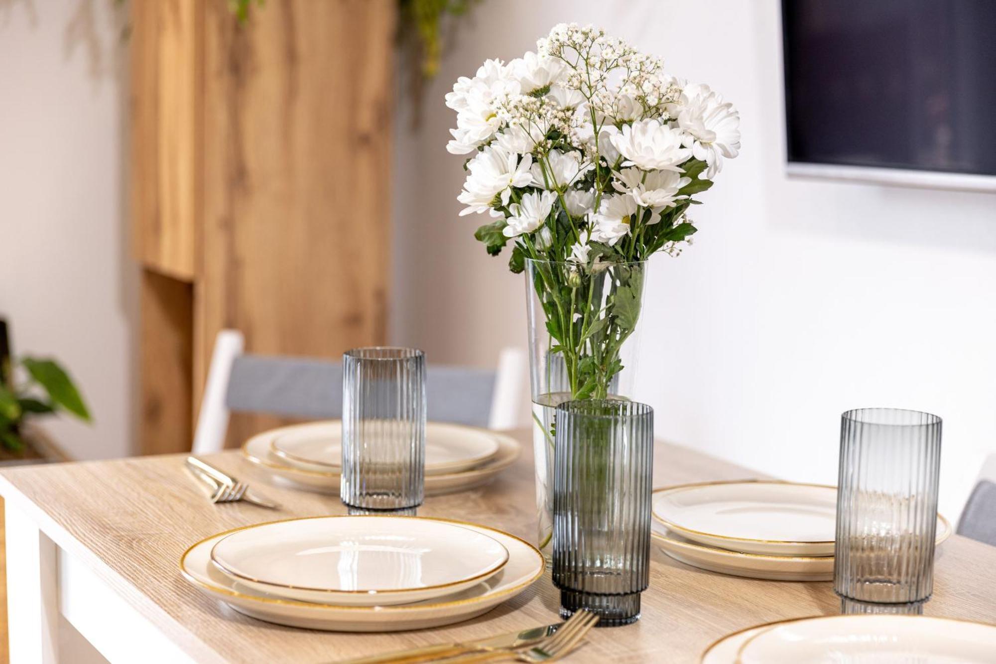 Schoenes, Modernes Apartment Mit Zwei Schlafzimmern - Zentral Mit Balkon Fuer 6 Personen มอนทาเบาอาร์ ภายนอก รูปภาพ